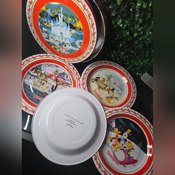 Set of 4 Disneyland Resort Exclusive 2007 Collectible Christmas Plates with Tin - Picture 4 of 5